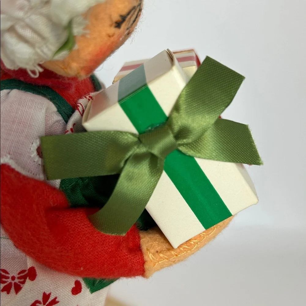Annalee Mrs Clause with presents